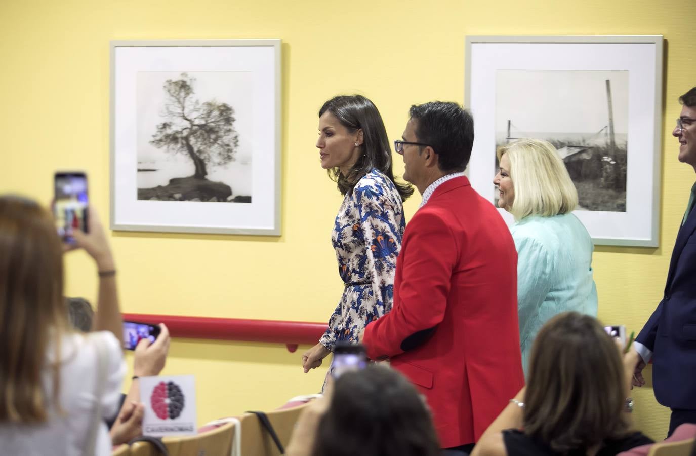 La reina ha conocido de primera mano el trabajo que se desarrolla en esta instalación de referencia nacional y ha visitado una exposición instalada con motivo del décimo aniversario del centro