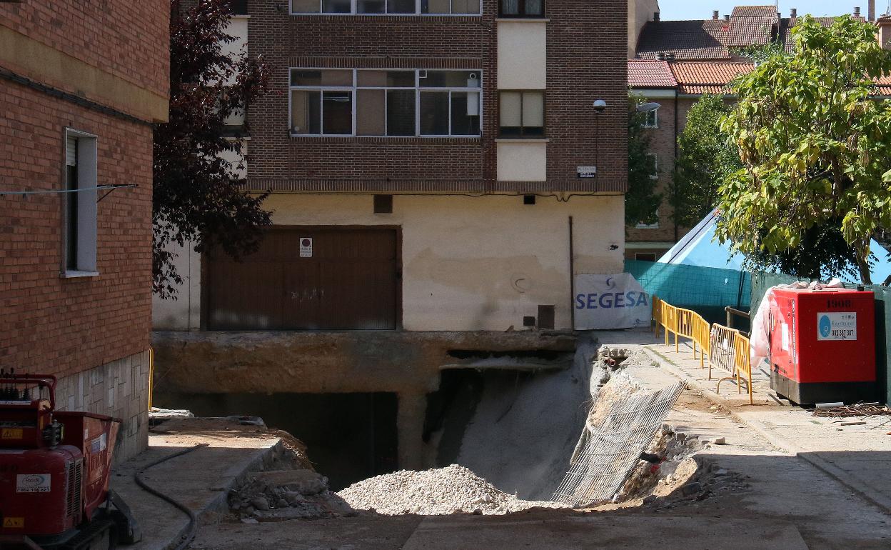 Obras para reparar el socavón originado por las lluvias del pasado 26 de agosto en San Millán. 