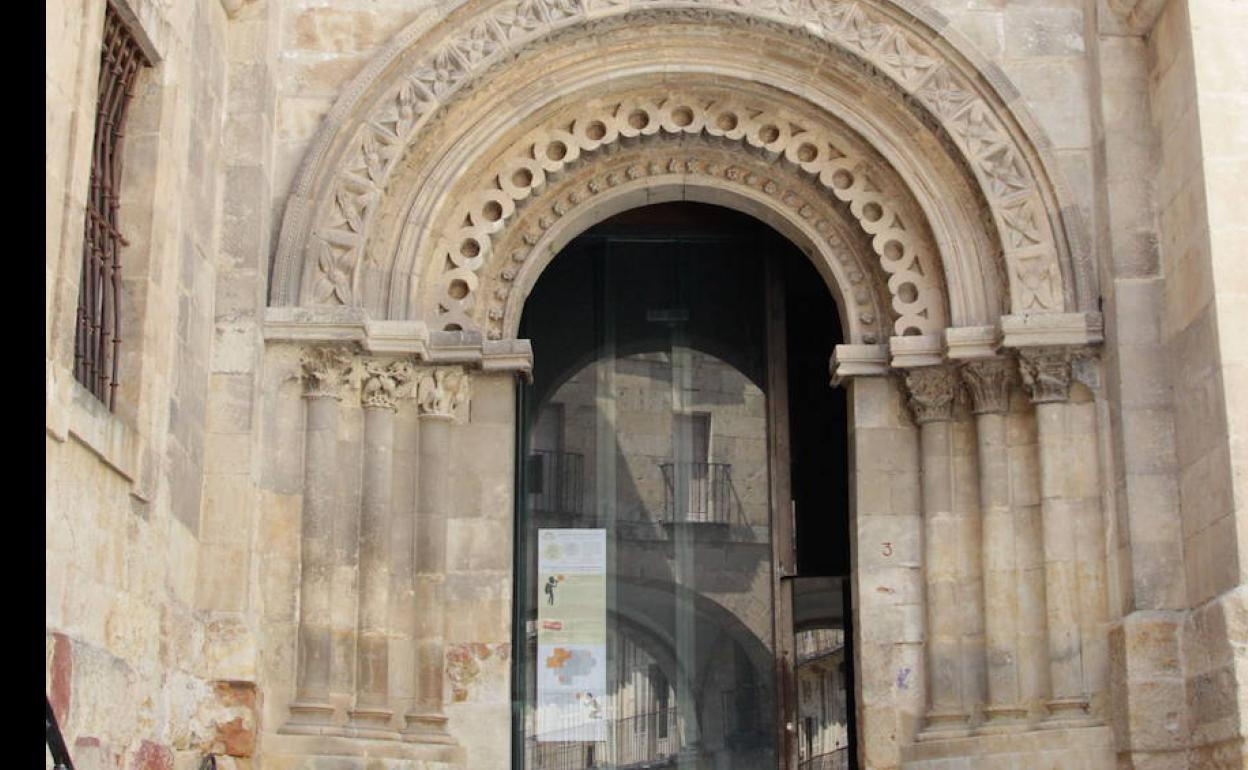 Entrada a la iglesia de San Martín desde el Corrillo.