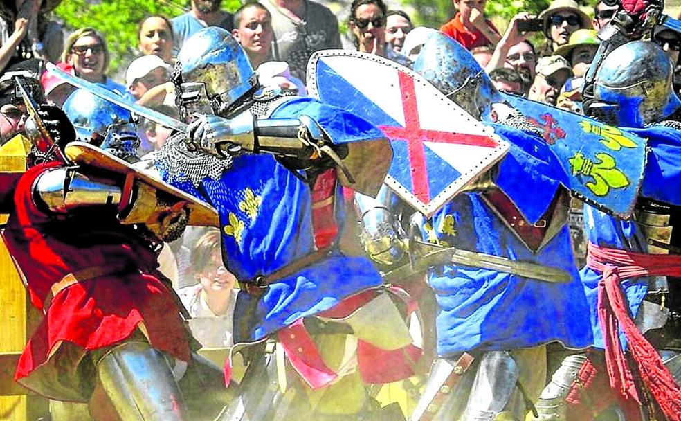 Combate de guerreros al estilo medieval.