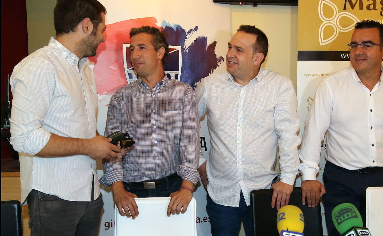 Directivos de la Gimnástica Segoviana, con su presidente, Agustín Cuenca.