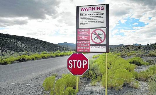 Un cartel advierte de la prohibición de entrar en la base.