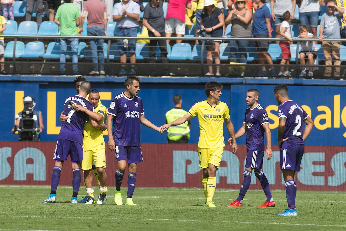 El Villarreal se llevó los tres puntos en juego (2-0) ante el Real Valladolid en La Cerámica en un duelo en el que la mayor ambición local, especialmente en la segunda parte, le dio sus frutos ante un rival que estuvo bien en defensa pero al que le faltó algo más en ataque.