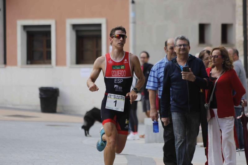 Fotos: Un centenar de atletas desafían a la lluvia en Valbuena (1/2)