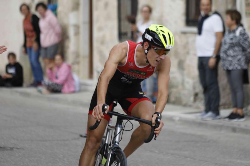 Fotos: Un centenar de atletas desafían a la lluvia en Valbuena (1/2)