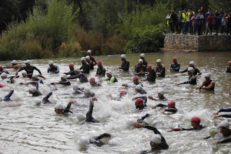 Fotos: Un centenar de atletas desafían a la lluvia en Valbuena (1/2)