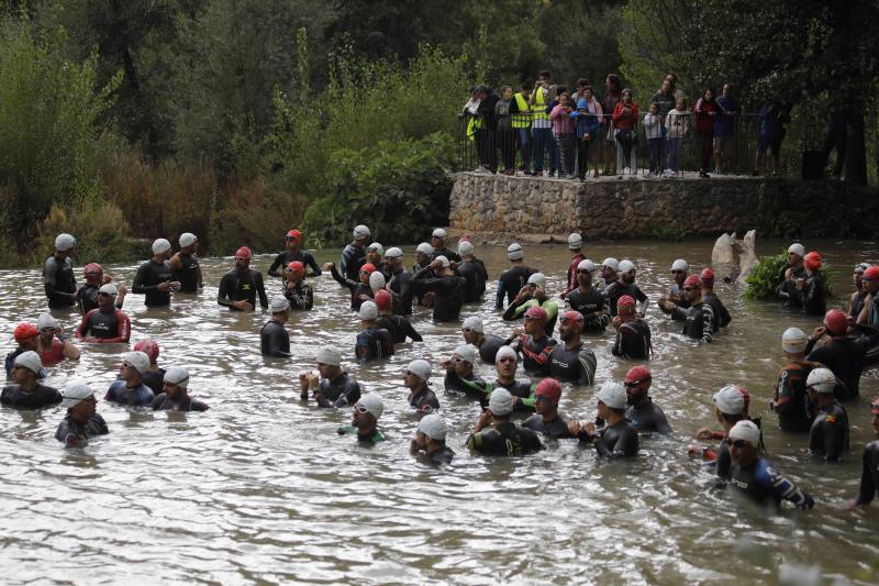 Fotos: Un centenar de atletas desafían a la lluvia en Valbuena (1/2)