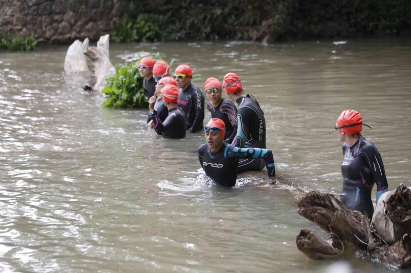 Fotos: Un centenar de atletas desafían a la lluvia en Valbuena (1/2)