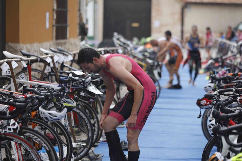 Fotos: Un centenar de atletas desafían a la lluvia en Valbuena (1/2)