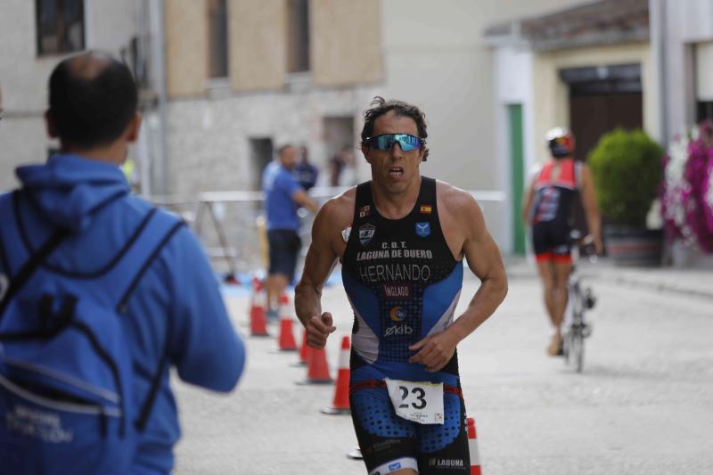 Fotos: Un centenar de atletas desafían a la lluvia en Valbuena (1/2)