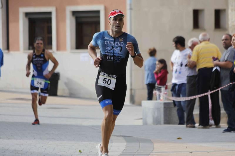 Fotos: Un centenar de atletas desafían a la lluvia en Valbuena (1/2)