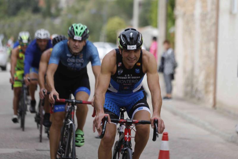 Fotos: Un centenar de atletas desafían a la lluvia en Valbuena de Duero (1/2)