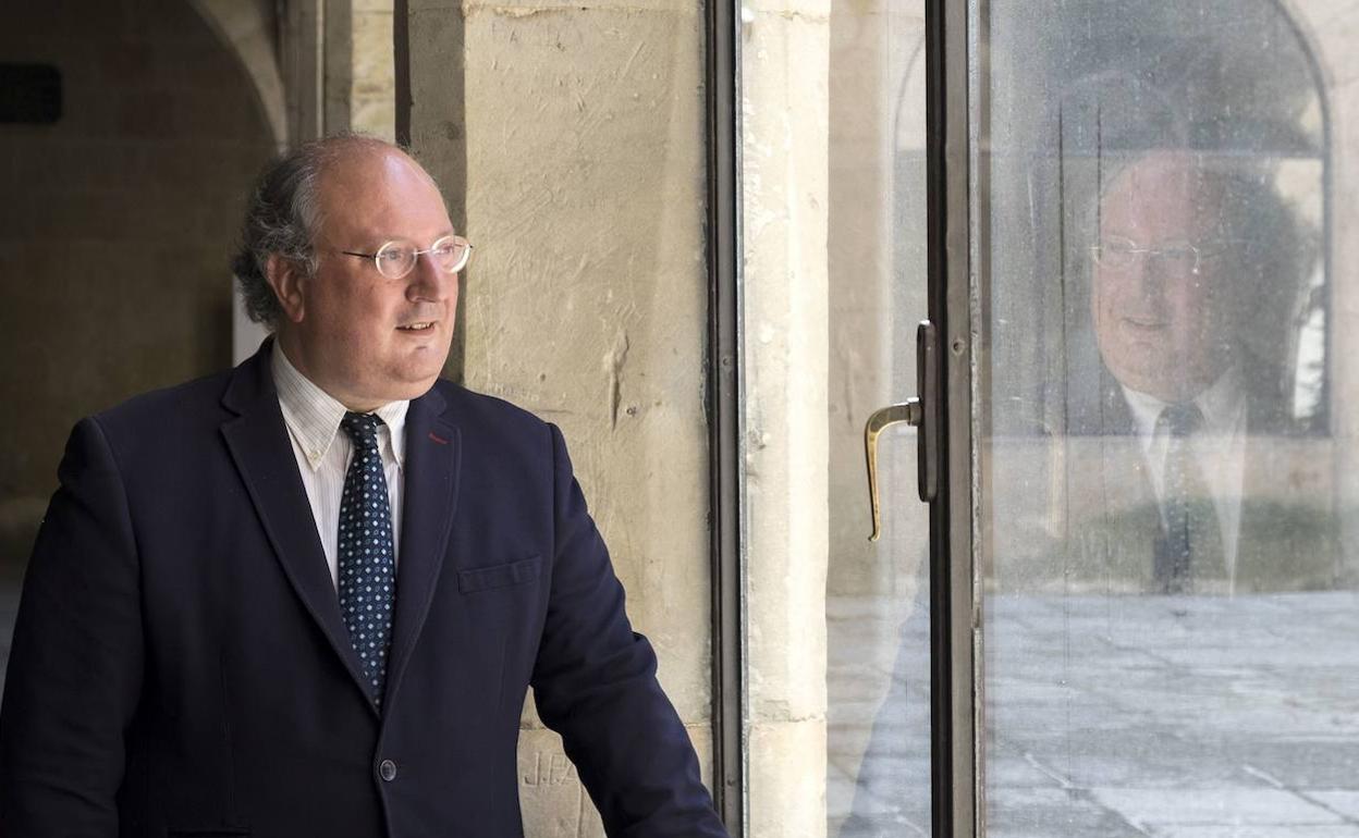 Cabero posa en los pasillos del Edificio Histórico de la USAL.