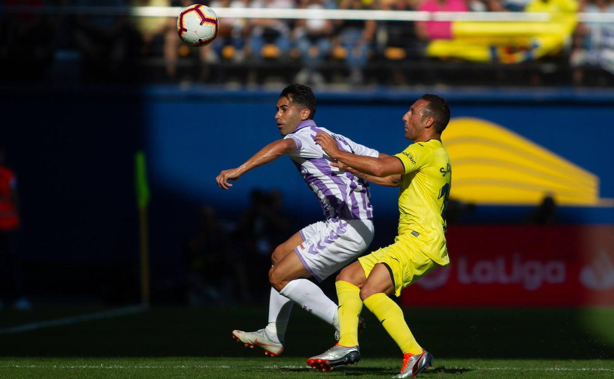 Javi Moyano y Santi Cazorla pelean un balón durante el choque disputado en La Cerámica el curso pasado. 