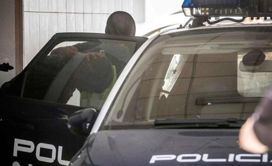 Agentes de policía trasladan un narcotraficante detenido en la Línea de la Concepción. 