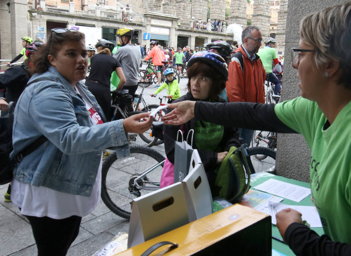 Fotos: Marcha ciclista organizada por la Asociacion contra el Alzheimer de Segovia
