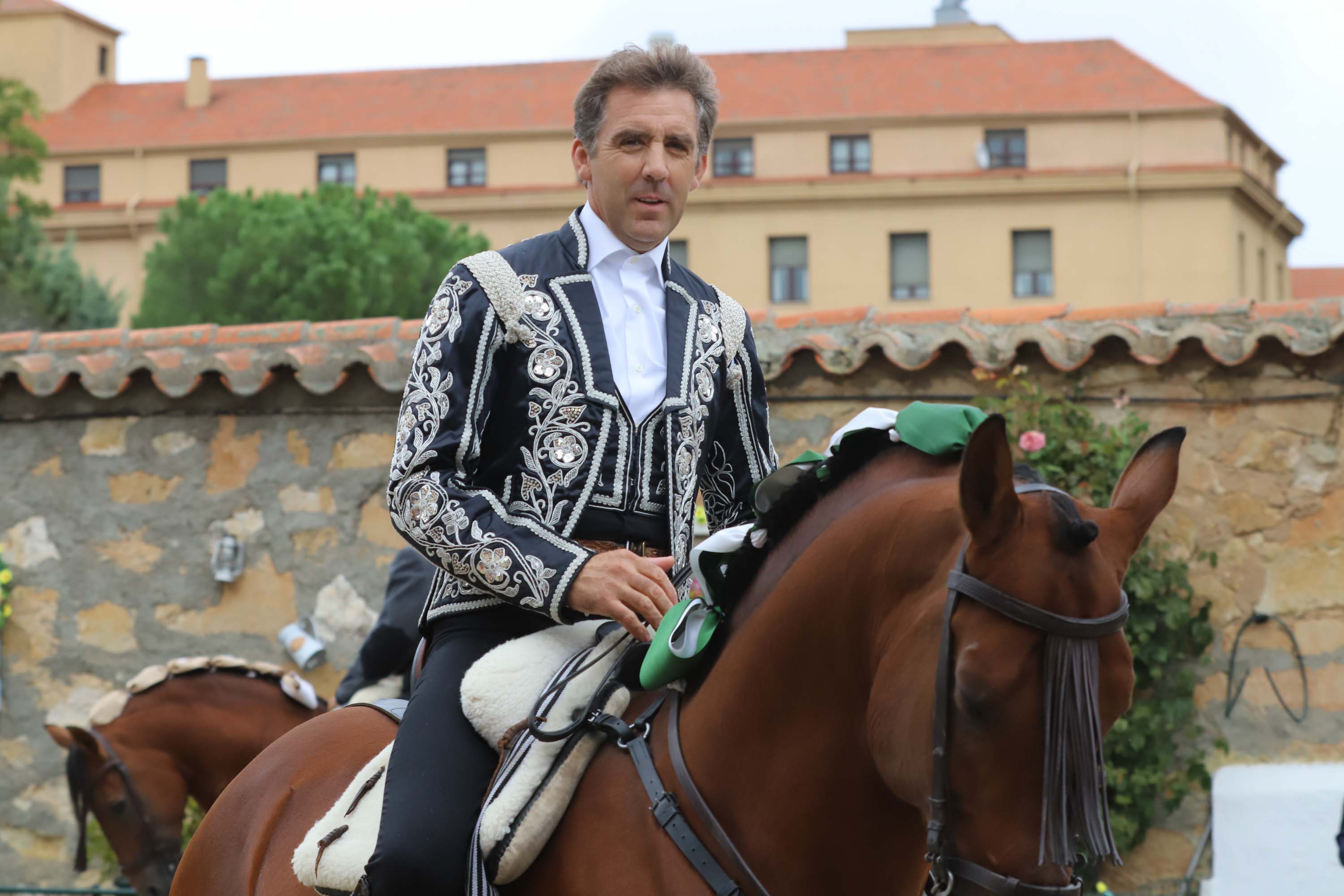 Lea Vicens y Guillermo Hermoso de Mendoza abrieron la puerta grande de La Glorieta tras cortar dos orejas cada uno en el sexto y último festejo de la Feria de Salamanca en el que Pablo Hermoso de Mendoza con toros de Herederos de Sánchez y Sánchez se fue de vacío