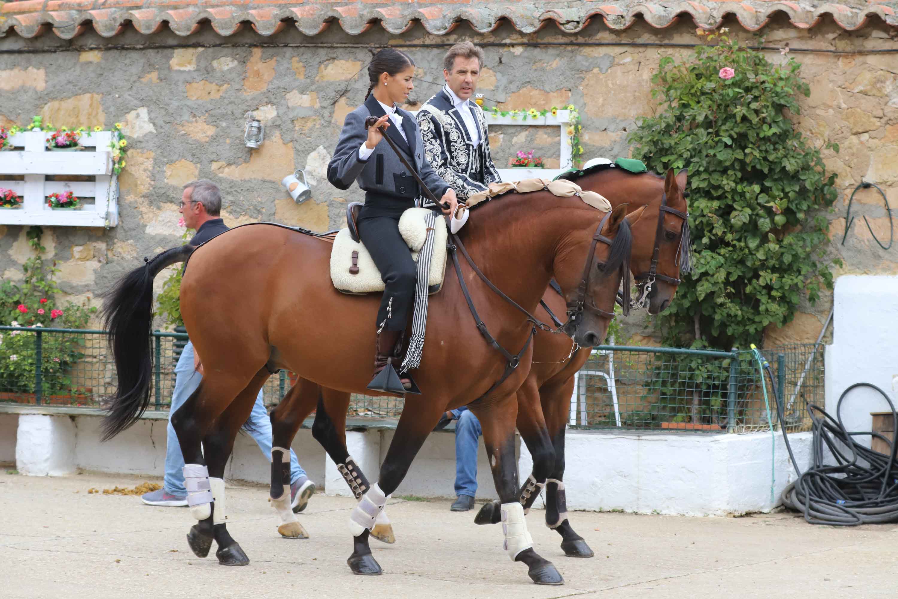 Lea Vicens y Guillermo Hermoso de Mendoza abrieron la puerta grande de La Glorieta tras cortar dos orejas cada uno en el sexto y último festejo de la Feria de Salamanca en el que Pablo Hermoso de Mendoza con toros de Herederos de Sánchez y Sánchez se fue de vacío