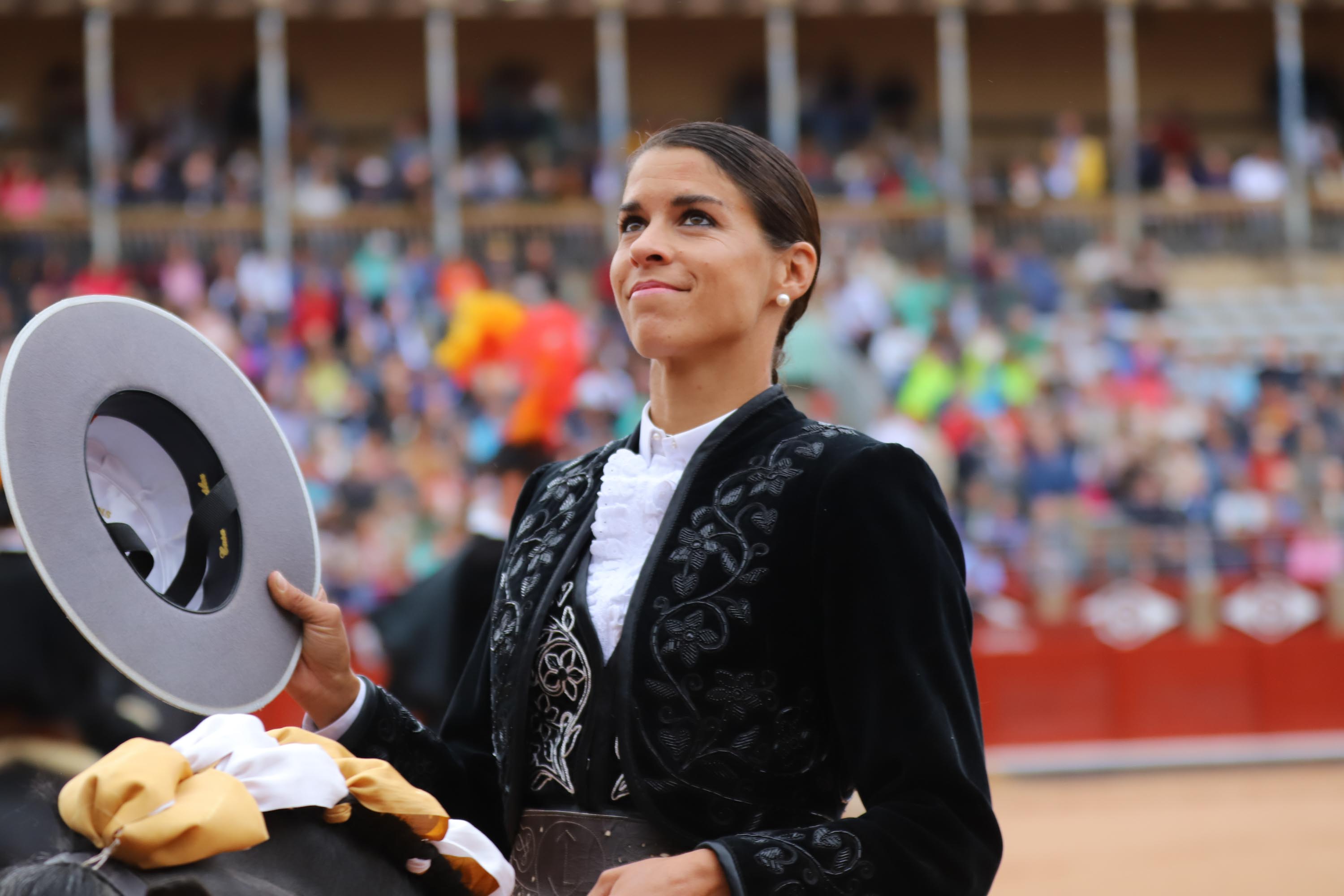 Lea Vicens y Guillermo Hermoso de Mendoza abrieron la puerta grande de La Glorieta tras cortar dos orejas cada uno en el sexto y último festejo de la Feria de Salamanca en el que Pablo Hermoso de Mendoza con toros de Herederos de Sánchez y Sánchez se fue de vacío