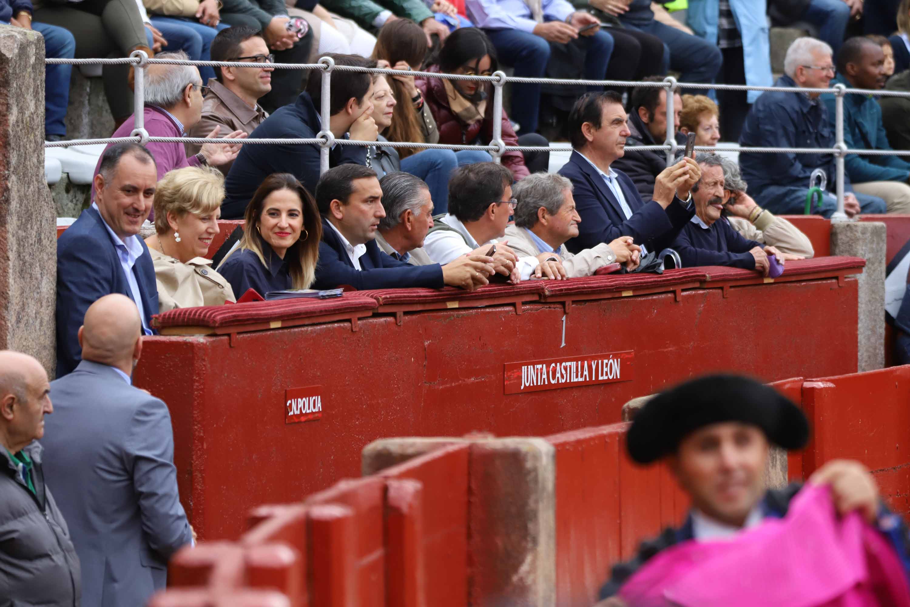 Lea Vicens y Guillermo Hermoso de Mendoza abrieron la puerta grande de La Glorieta tras cortar dos orejas cada uno en el sexto y último festejo de la Feria de Salamanca en el que Pablo Hermoso de Mendoza con toros de Herederos de Sánchez y Sánchez se fue de vacío