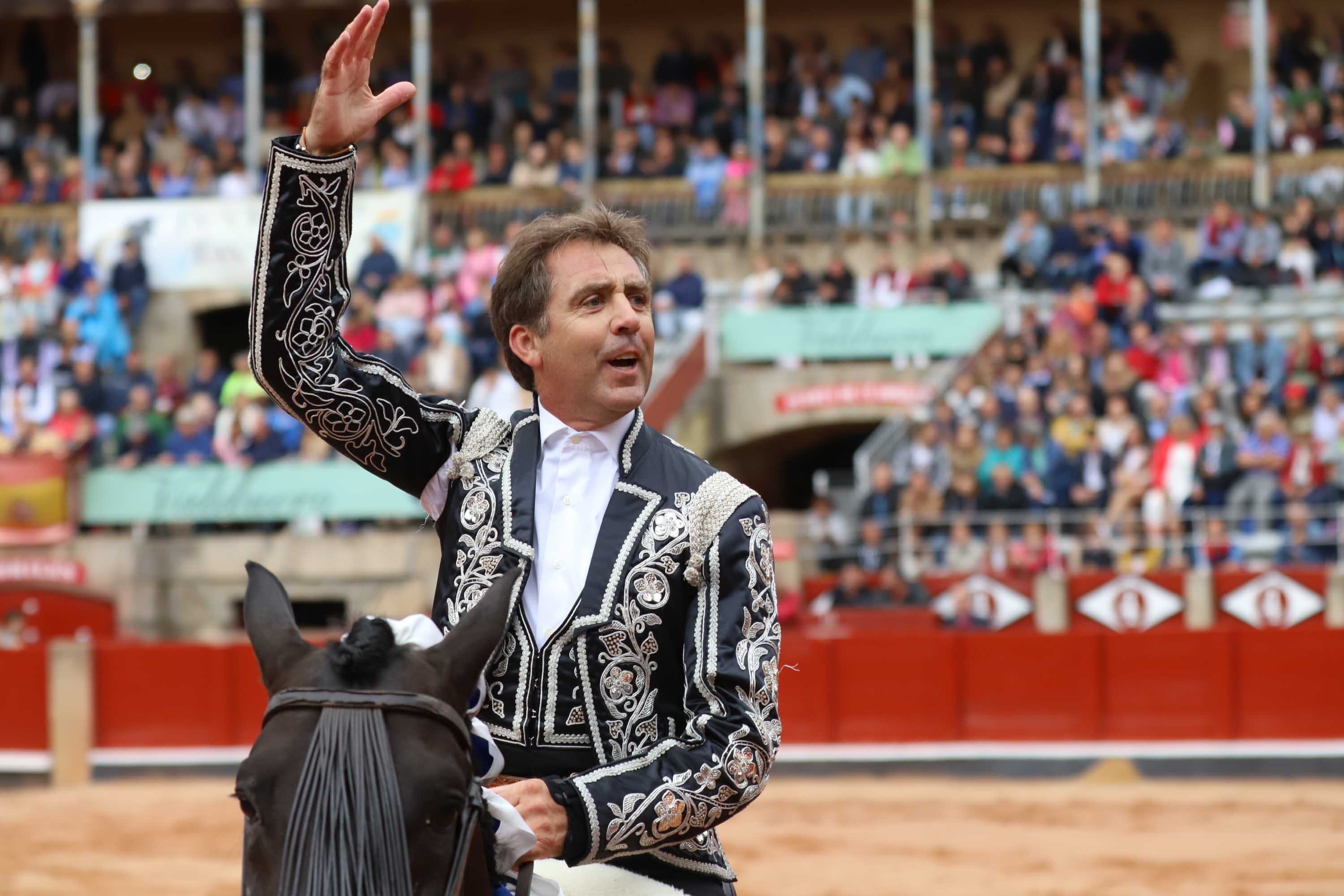 Lea Vicens y Guillermo Hermoso de Mendoza abrieron la puerta grande de La Glorieta tras cortar dos orejas cada uno en el sexto y último festejo de la Feria de Salamanca en el que Pablo Hermoso de Mendoza con toros de Herederos de Sánchez y Sánchez se fue de vacío