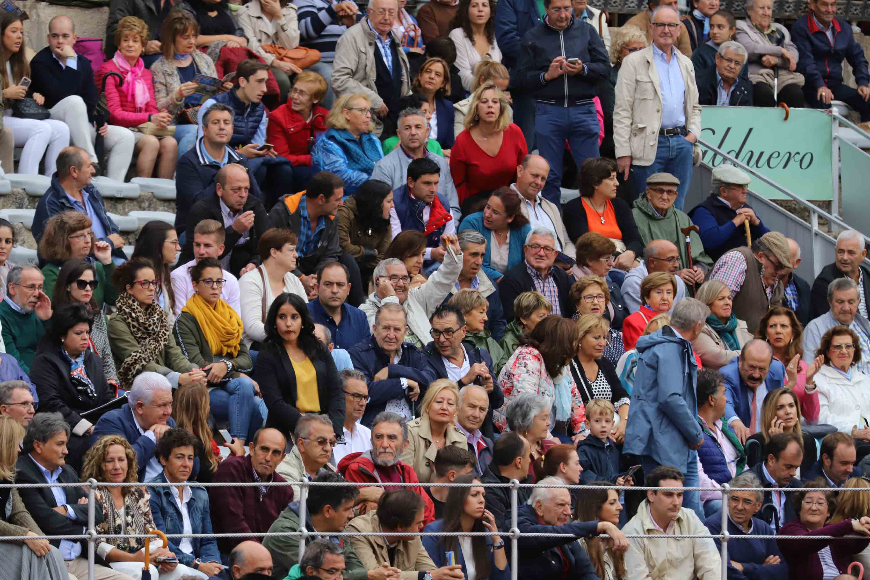 Lea Vicens y Guillermo Hermoso de Mendoza abrieron la puerta grande de La Glorieta tras cortar dos orejas cada uno en el sexto y último festejo de la Feria de Salamanca en el que Pablo Hermoso de Mendoza con toros de Herederos de Sánchez y Sánchez se fue de vacío