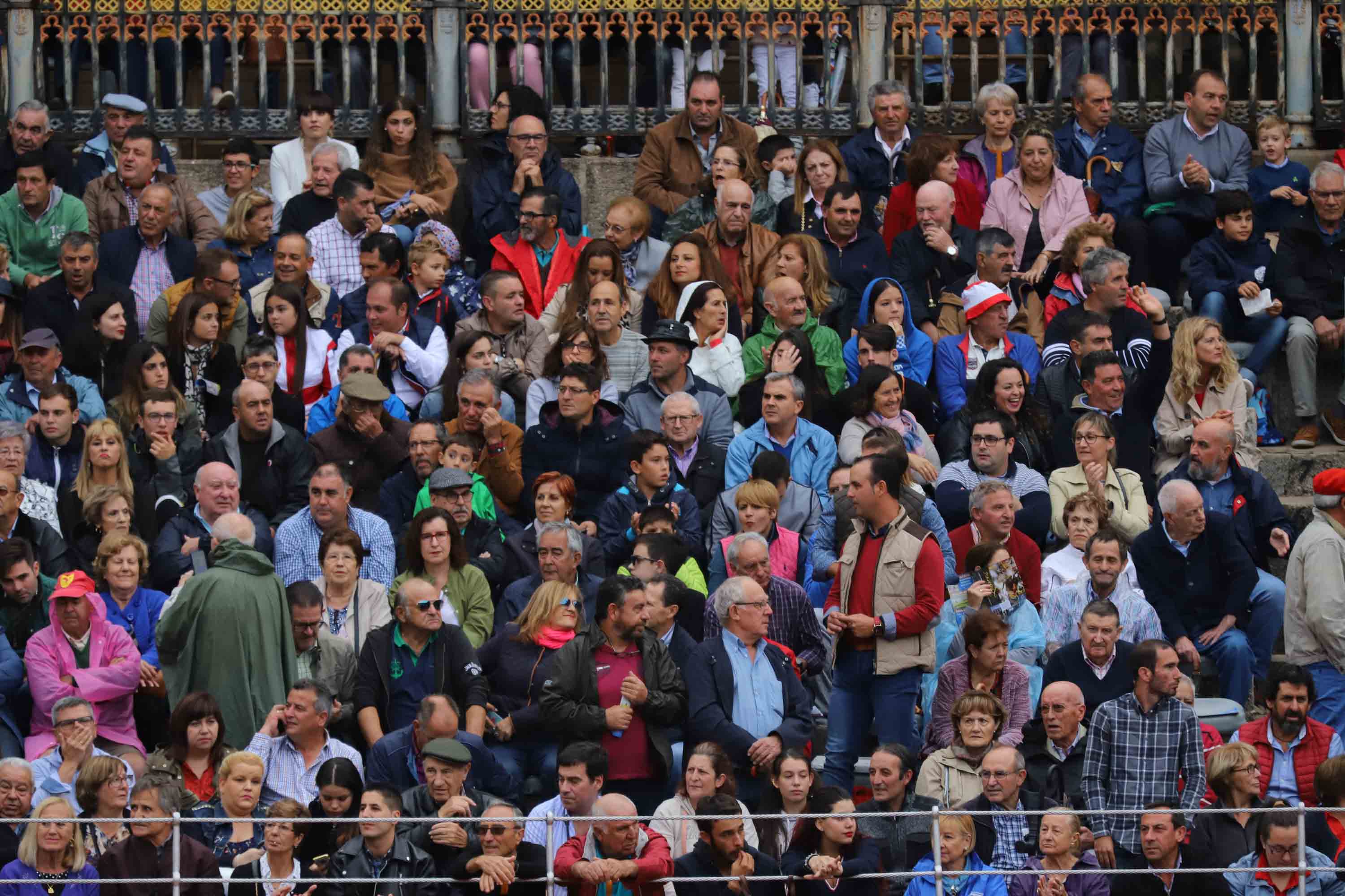 Lea Vicens y Guillermo Hermoso de Mendoza abrieron la puerta grande de La Glorieta tras cortar dos orejas cada uno en el sexto y último festejo de la Feria de Salamanca en el que Pablo Hermoso de Mendoza con toros de Herederos de Sánchez y Sánchez se fue de vacío