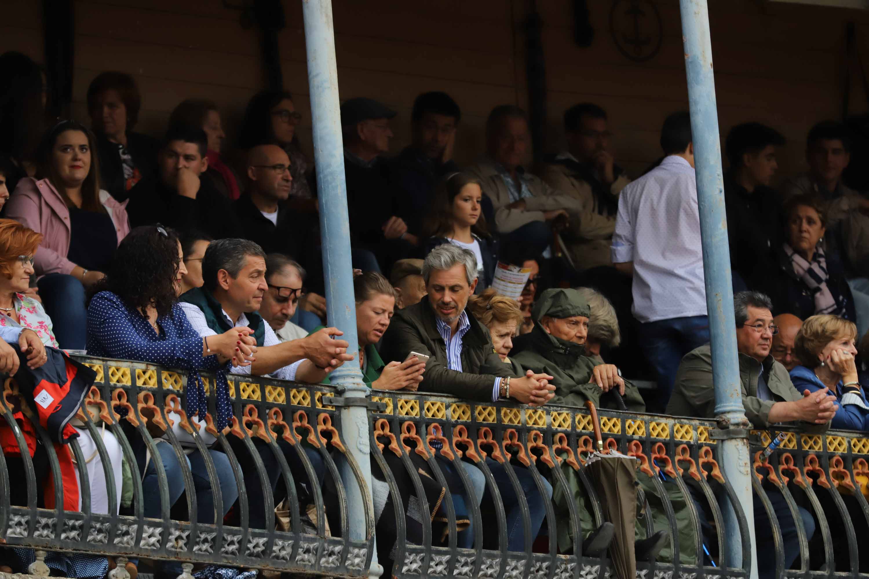 Lea Vicens y Guillermo Hermoso de Mendoza abrieron la puerta grande de La Glorieta tras cortar dos orejas cada uno en el sexto y último festejo de la Feria de Salamanca en el que Pablo Hermoso de Mendoza con toros de Herederos de Sánchez y Sánchez se fue de vacío