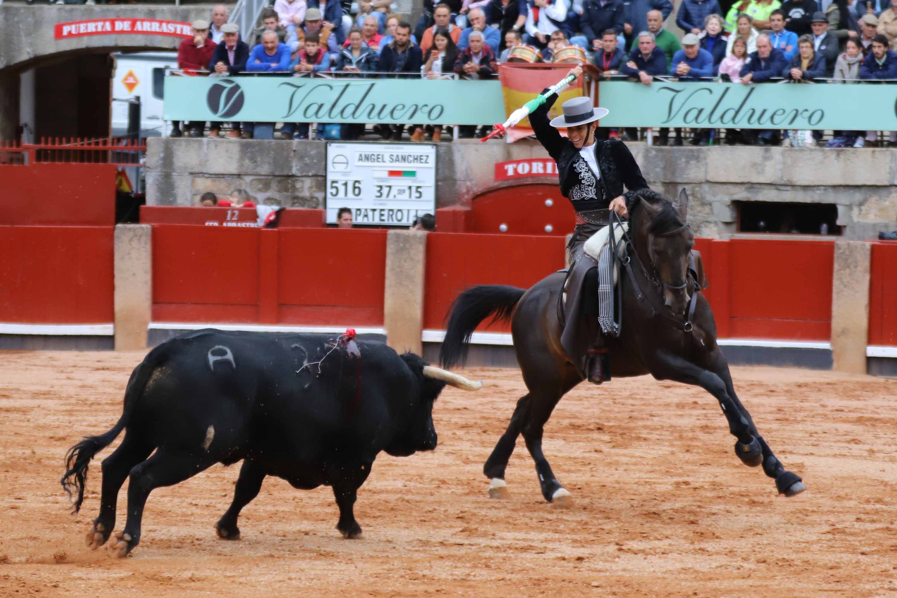 Lea Vicens y Guillermo Hermoso de Mendoza abrieron la puerta grande de La Glorieta tras cortar dos orejas cada uno en el sexto y último festejo de la Feria de Salamanca en el que Pablo Hermoso de Mendoza con toros de Herederos de Sánchez y Sánchez se fue de vacío