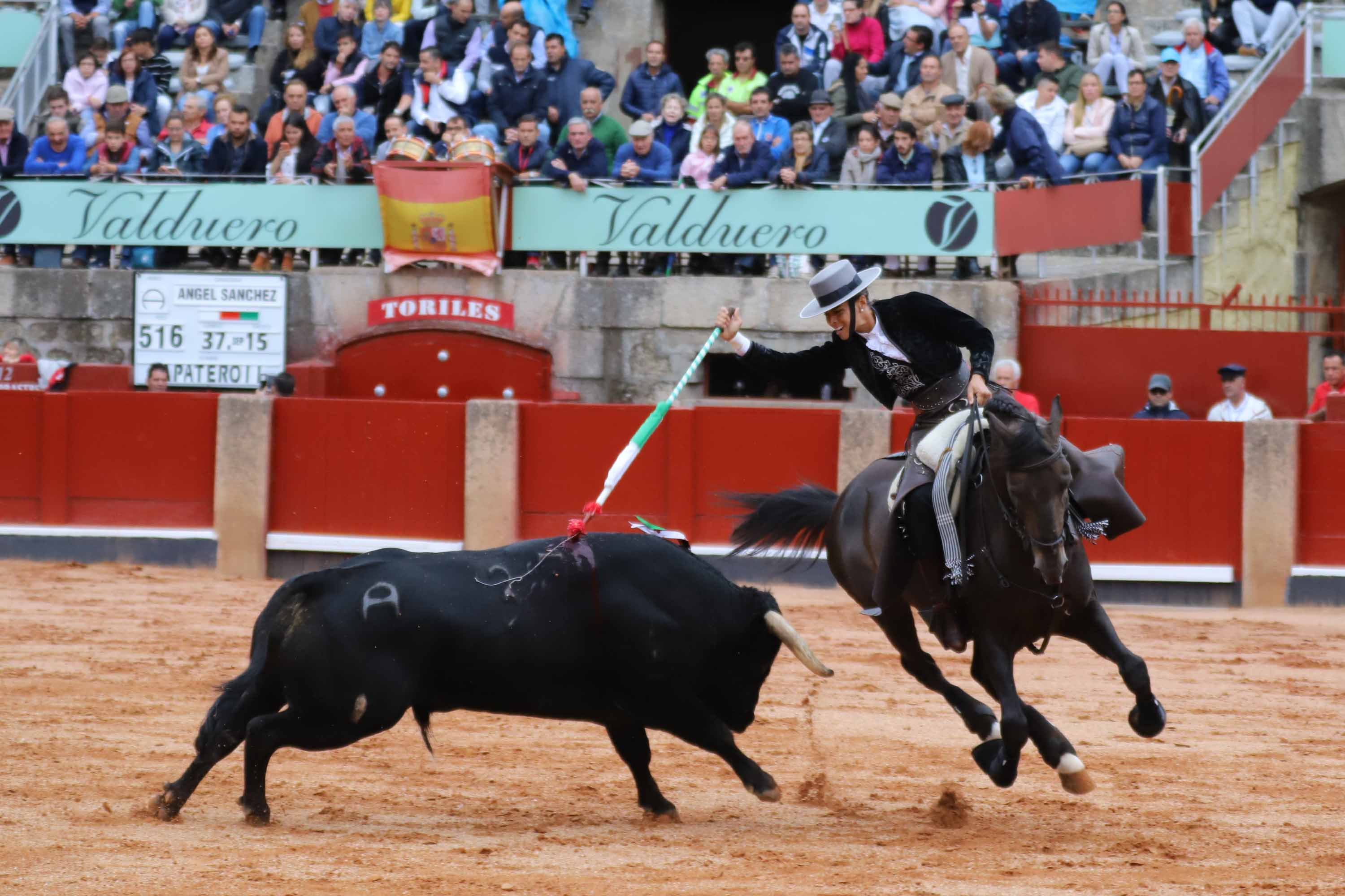 Lea Vicens y Guillermo Hermoso de Mendoza abrieron la puerta grande de La Glorieta tras cortar dos orejas cada uno en el sexto y último festejo de la Feria de Salamanca en el que Pablo Hermoso de Mendoza con toros de Herederos de Sánchez y Sánchez se fue de vacío