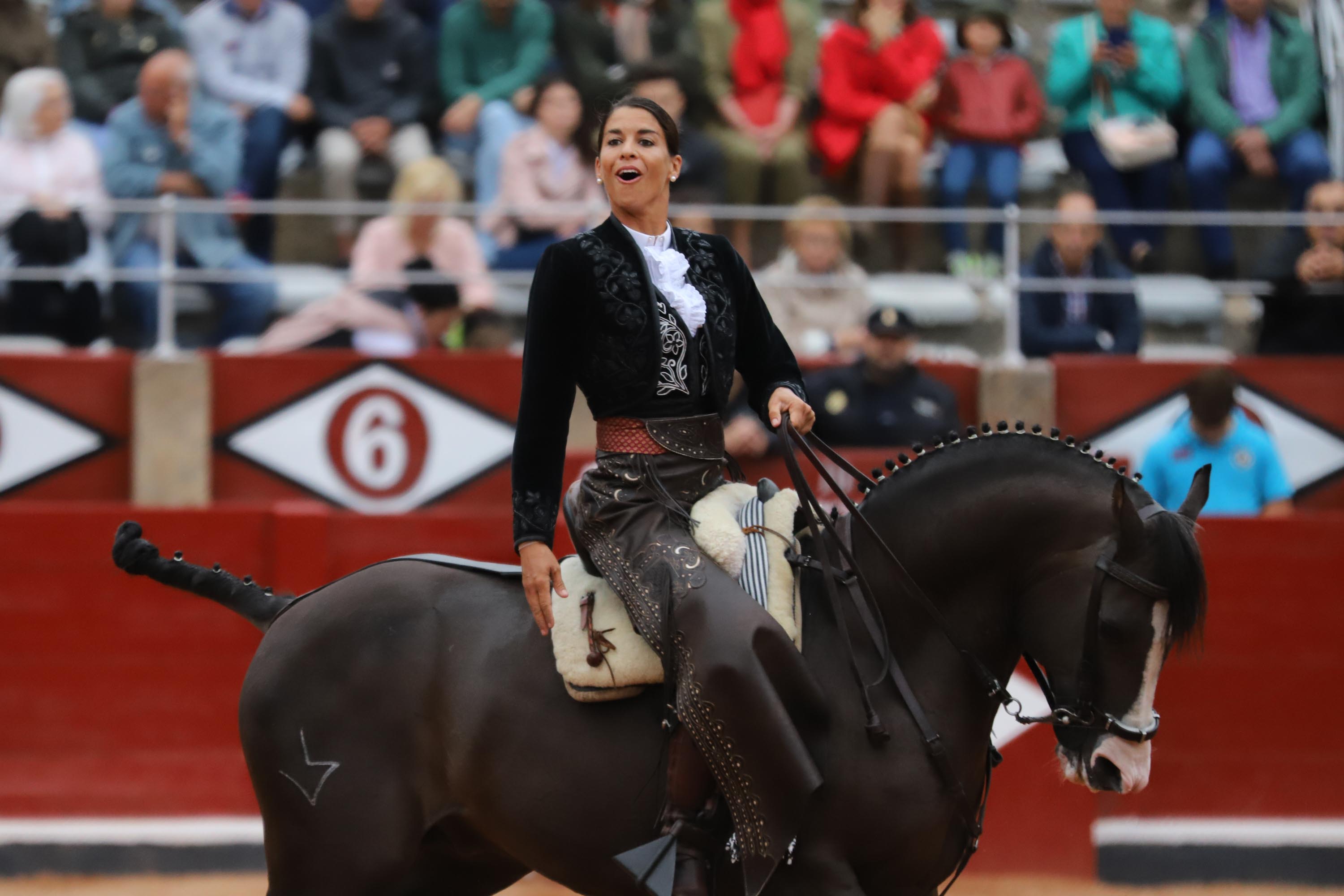 Lea Vicens y Guillermo Hermoso de Mendoza abrieron la puerta grande de La Glorieta tras cortar dos orejas cada uno en el sexto y último festejo de la Feria de Salamanca en el que Pablo Hermoso de Mendoza con toros de Herederos de Sánchez y Sánchez se fue de vacío