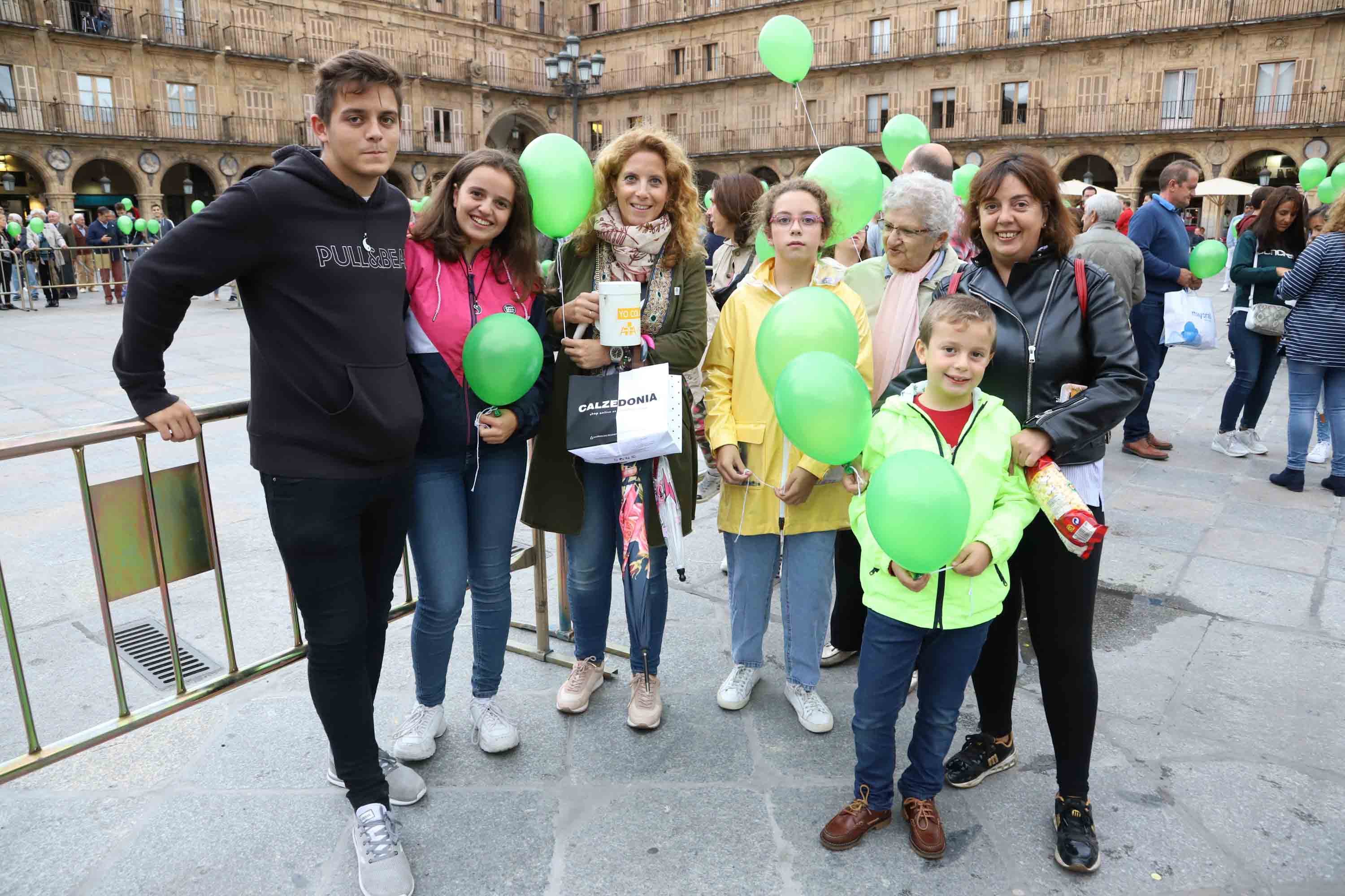 Fotos: Suelta de globos con motivo del Día Mundial del Alzheimer en Salamanca