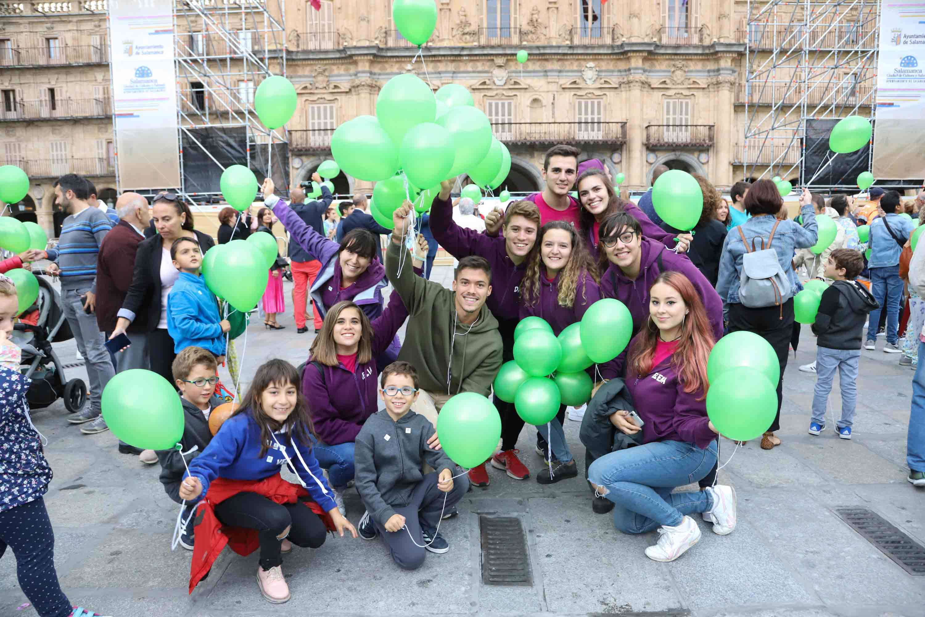 Fotos: Suelta de globos con motivo del Día Mundial del Alzheimer en Salamanca