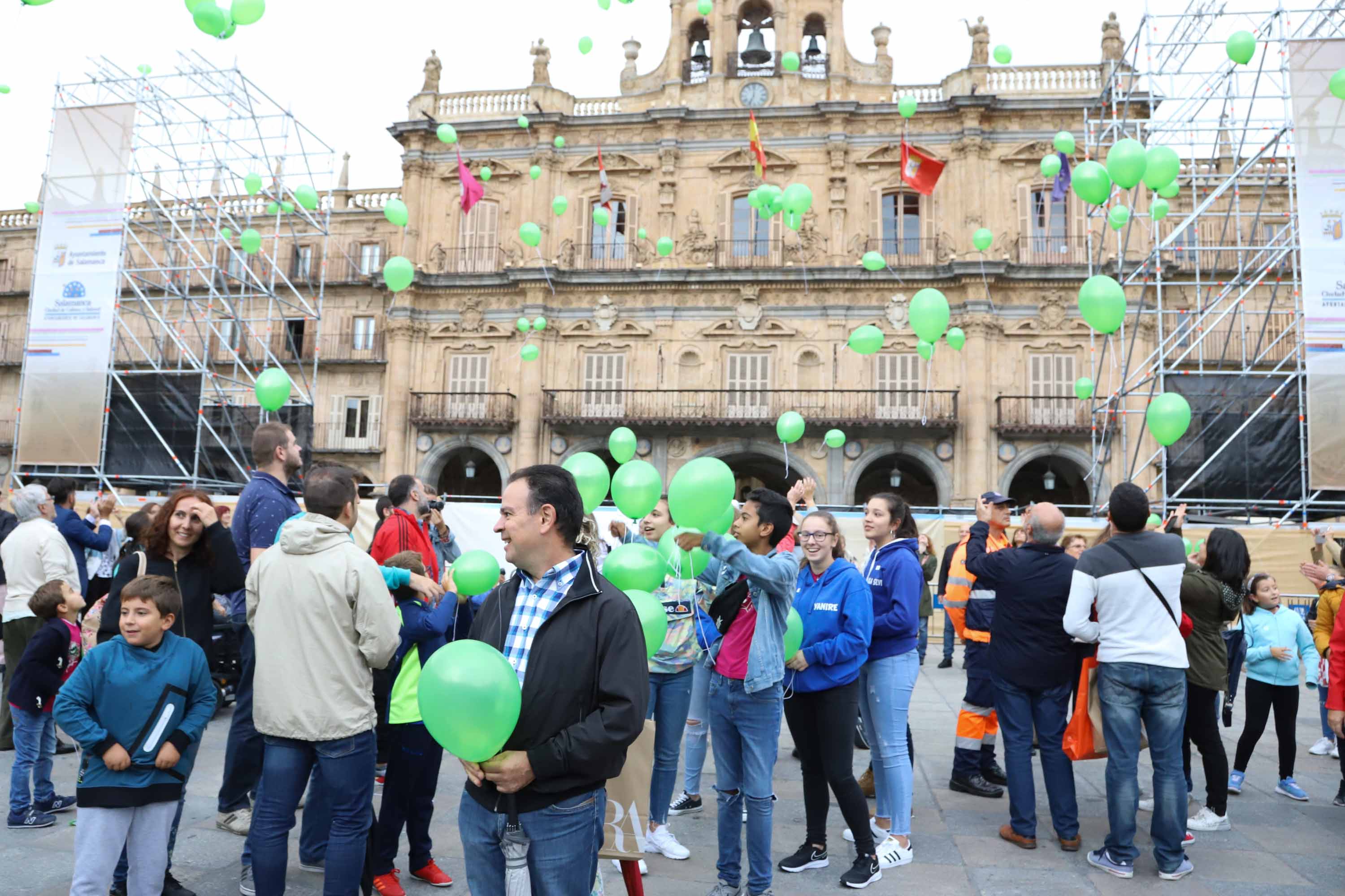 Fotos: Suelta de globos con motivo del Día Mundial del Alzheimer en Salamanca