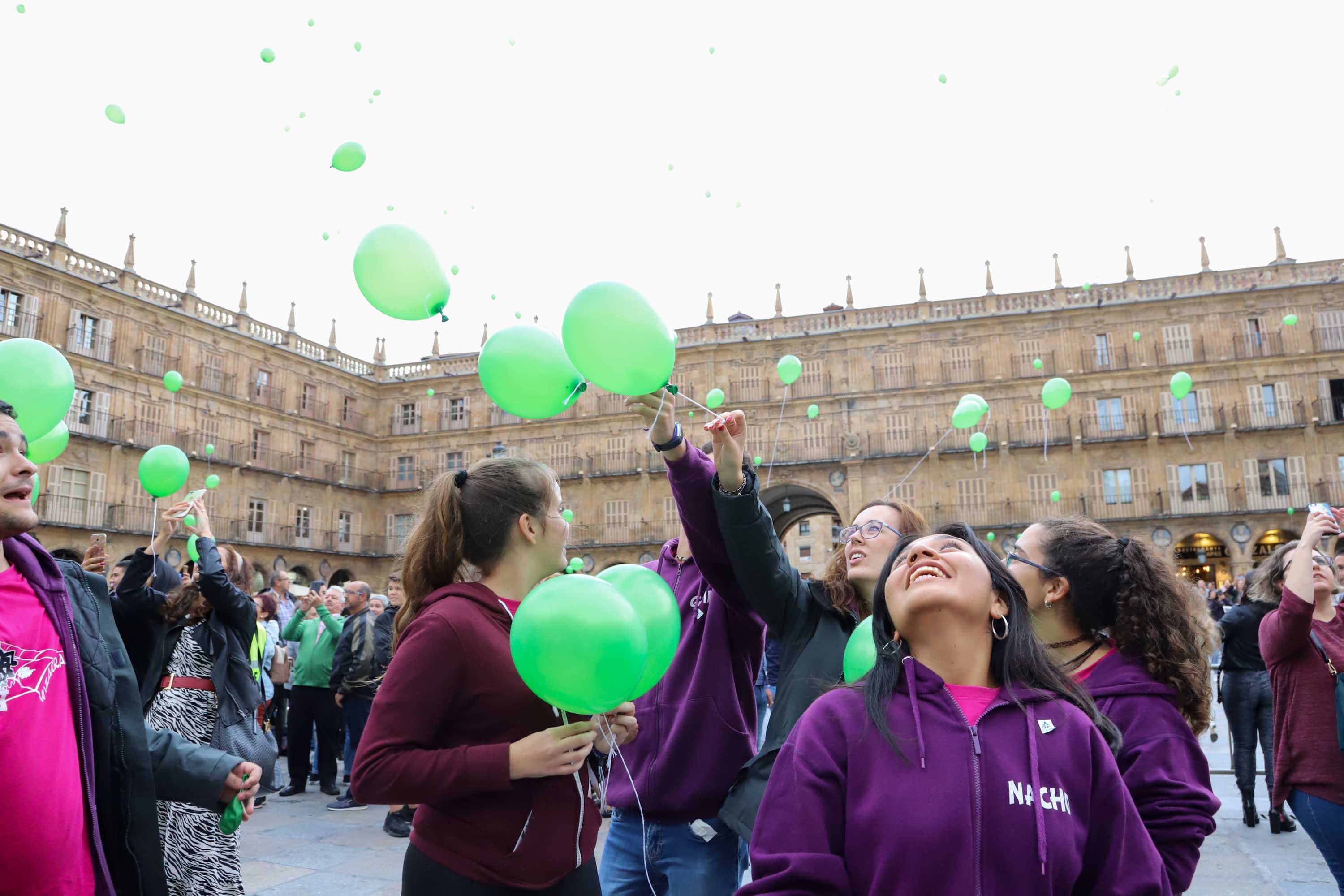Fotos: Suelta de globos con motivo del Día Mundial del Alzheimer en Salamanca