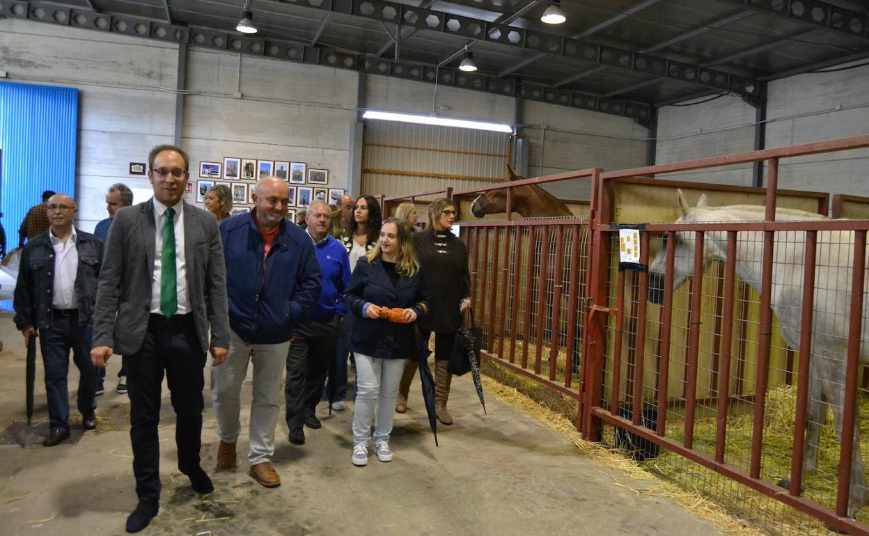 Visita de la corporación a la nave de ferias 