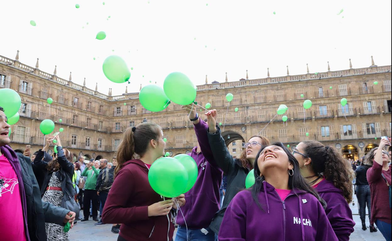 Participantes en la suelta de globos de ayer en la Plaza Mayor.