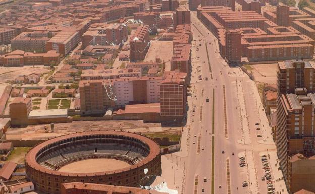 Imagen principal - Arriba, el Paseo de Zorrilla sin árboles a la altura de la Plaza de Toros. Abajo, paseo justo enfrente del coso y jardines de La Rubia. 