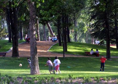 Imagen secundaria 1 - Arriba, construcción del instituto Galileo en Pajarillos. Sobre estas líneas, parque de Canterac y zona arbolada junto al antiguo matadero. 