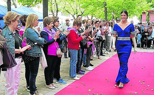 Desfile de moda histórica, ayer, en los paseos de San Francisco. 