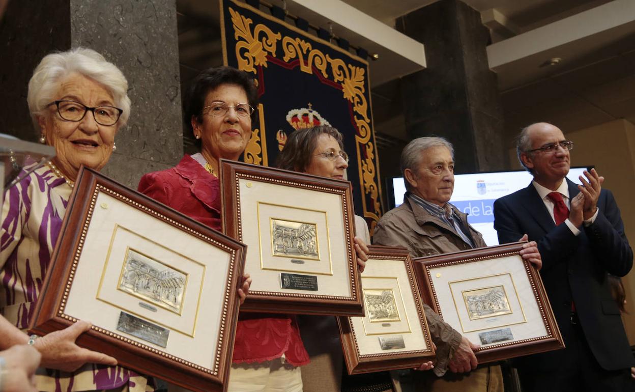 De izda. a dcha., Evangelina Hernández, Lucía Torres, Encarna Montejo y Antonio García (hermano de Gloria García) junto al presidente de la Diputación de Salamanca, tras el reconocimiento.