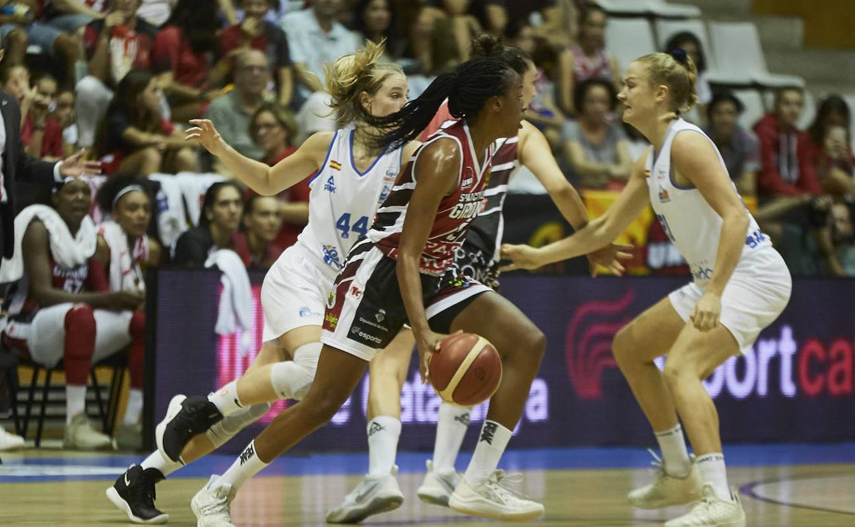 Elonu supera la defensa de Avenida en la final de la Supercopa. 