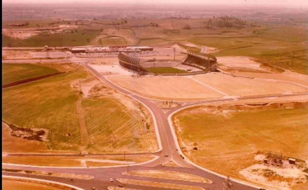 El estadio Zorrilla, con el cerro de Parquesol al fondo, sin apenas árboles. Junto al recinto deportivo, solo aparecía «Continente», hoy Carrefour. 