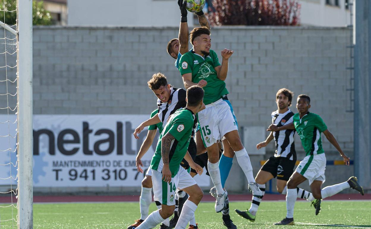 El meta del Guijuelo detiene un balón colgado por el Haro Deportivo.
