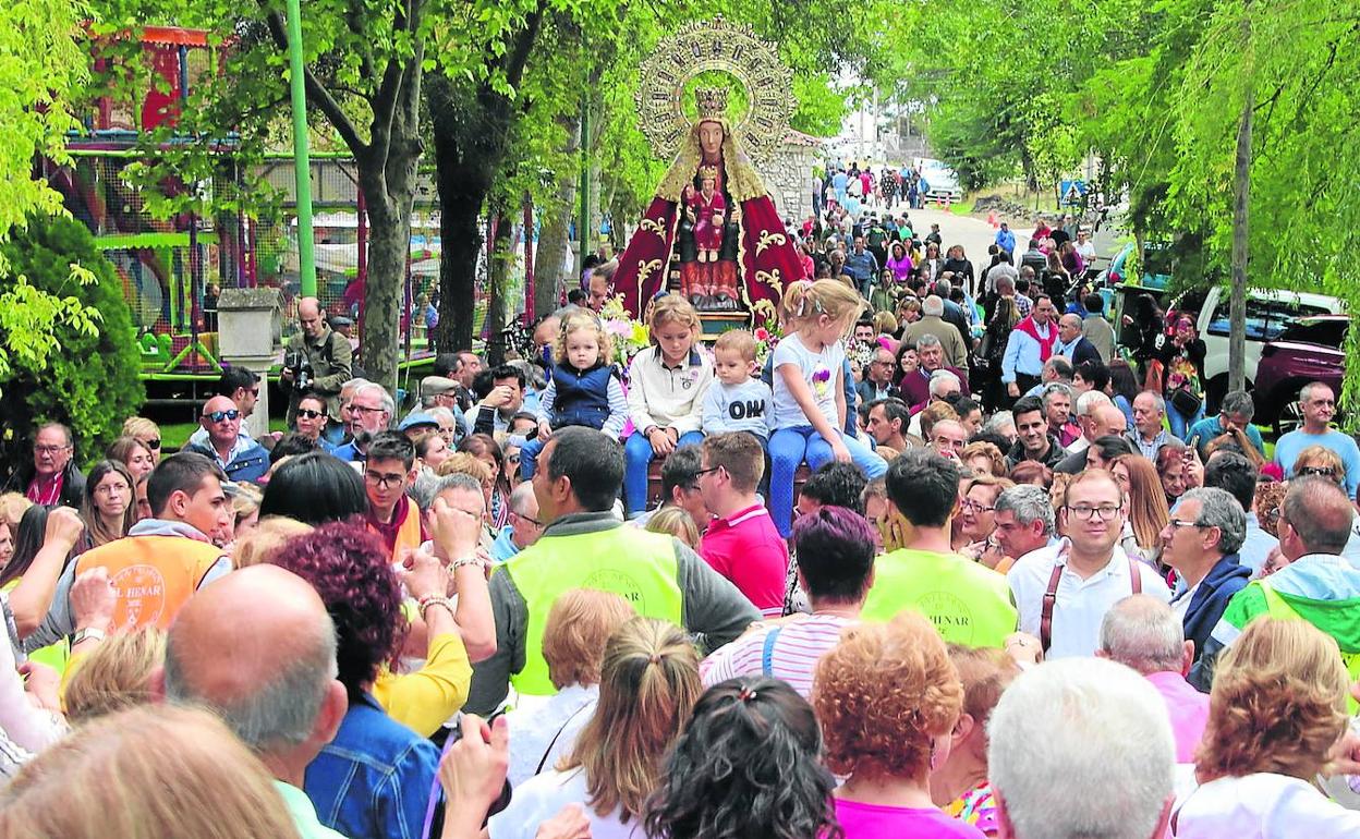 La imagen de la Virgen del Henar se abre paso entre la multitud durante la romería.