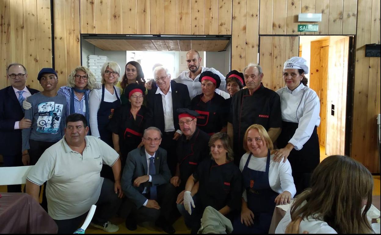 El padre Ángel con los cocineros y vecinos de Husillos.