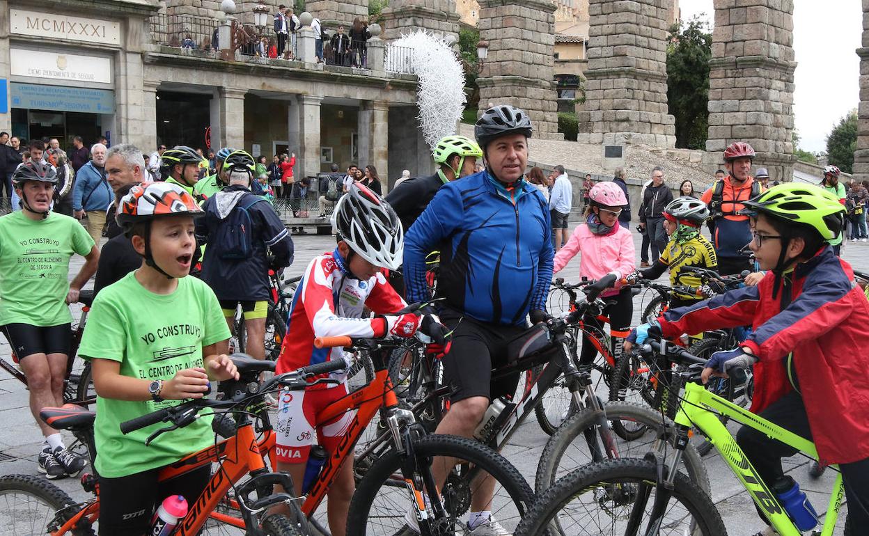 Familias se han sumado a la marcha ciclista en favor de la construcción del centro de alzhéimer de Segovia. 