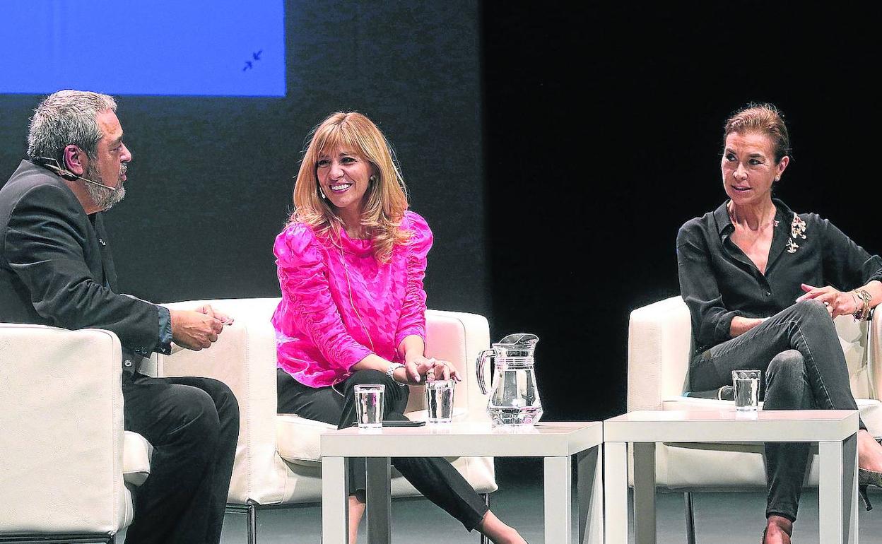 Reyes Monforte y Carmen Posadas conversan con Carlos Aganzo. 