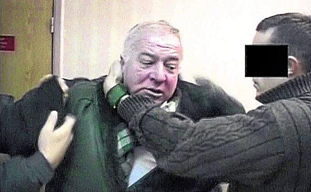 Imagen principal - El excoronel de los servicios secretos rusos y espía para la CIA Serguéi Skripal, en el momento de ser detenido en Moscú. Abajo, los dos miembros del GRU que supuestamente intentaron matarle con veneno en Inglaterra. María Bútina, que se infiltró en la Asociación Nacional del Rifle estadounidense, posa con un arma en Moscú. Actualmente está en prisión en Estados Unidos.