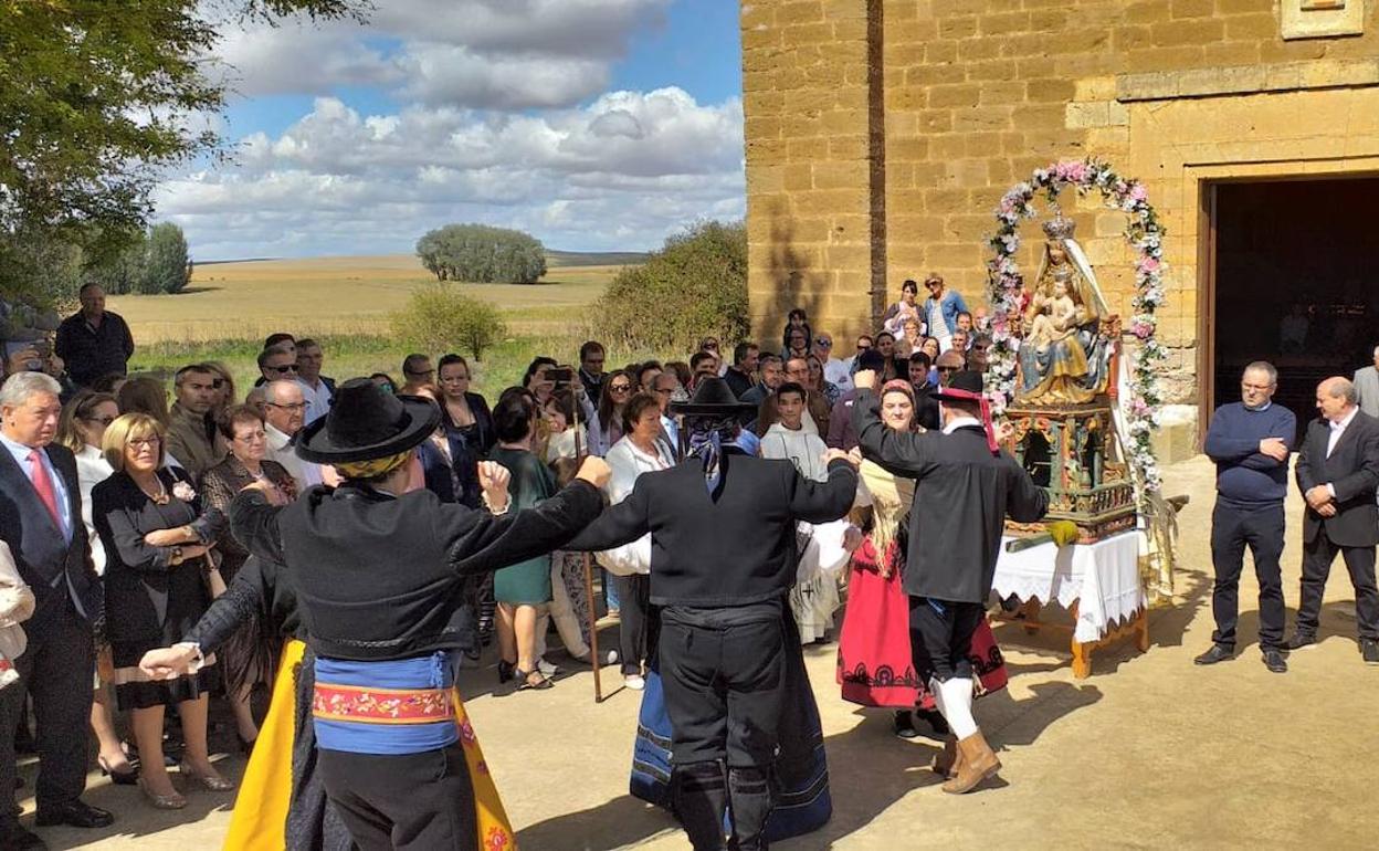 El grupo Zagalejo baila delante de la Virgen de las Fuentes en la procesión. 